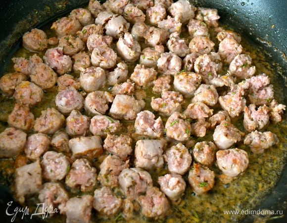 В большой сковороде с тяжелым дном разогреть оливковое и сливочное масло. Обжарить сначала рубленный чеснок с тимьяном и розмарином. Затем добавить кусочки колбаски и как следует обжарить со всех сторон около 10 минут. Добавить немного мускатного ореха и влить белое вино...        