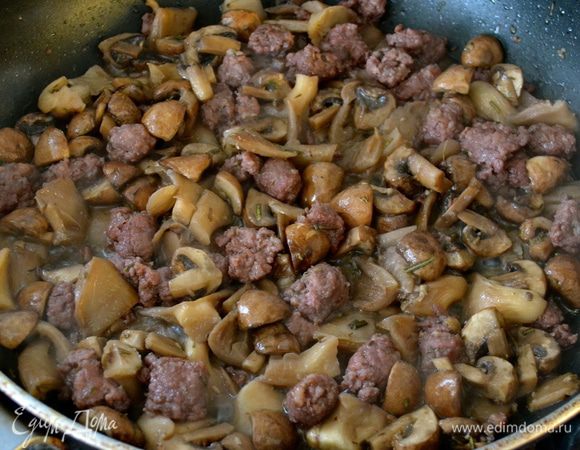 Как только вино испариться добавить грибы. Посолить и поперчить по вкусу, накрыть сковороду крышкой и готовить около 15 минут на небольшом огне. Затем оставить в сторону.