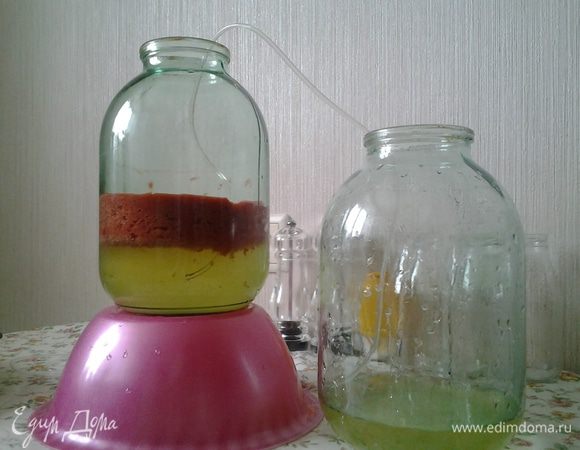 Убираем сыворотку с помощью шланга, я использовала гибкую трубку от капельницы. Оставшуюся томатную массу ставим на плиту и увариваем чуть-чуть.  В оригинальном рецепте было написано, что необходимо уварить до 1/2 первоначального объема, но я так не увариваю, мне кажется он будет тогда очень густой и мало что полезного останется.