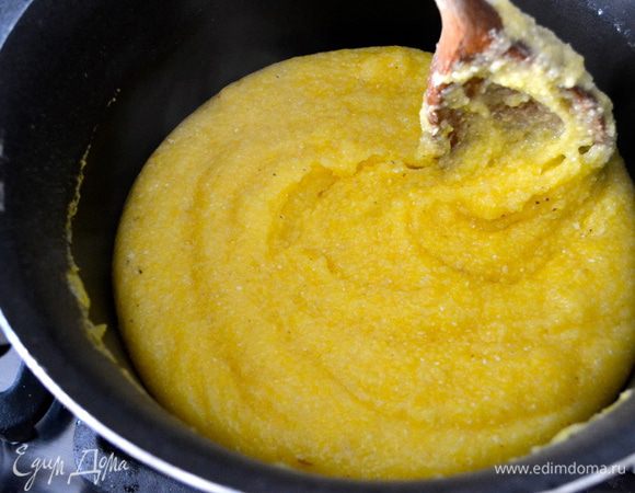 Варить поленту до загустения..., периодически помешивая деревянной ложкой! Приблизительное время варки 30 минут (здесь мы не используем поленту быстрого приготовления!!!), как только она начнет отходить, отделяться от стенок кастрюли - полента готова! Добавляем в поленту половину тертого сыра, перемешиваем и выключаем. Даем немного остыть... чуть-чуть! ))))