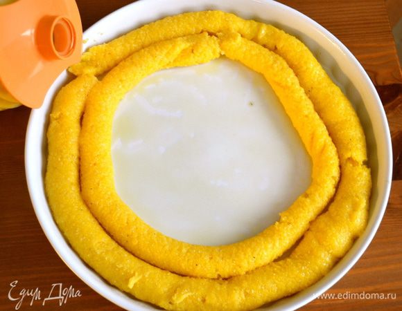 Духовку включить на 200 С. Форму для кростаты (27-28 см) смазать маслом. Поленту переложить в кондитерский мешок (у меня удобный sac-à-poche...одного производителя кухонной утвари, гармошкой такой... ))))) И установив широкую насадку (лучше "звездочкой") выложить поленту по кругу формы, от края к центру... 