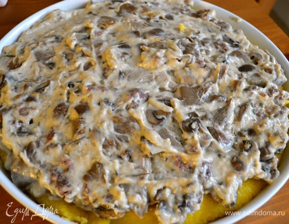 Поверх поленты - основания нашей "кростаты" - выложить начинку. Разровнять.