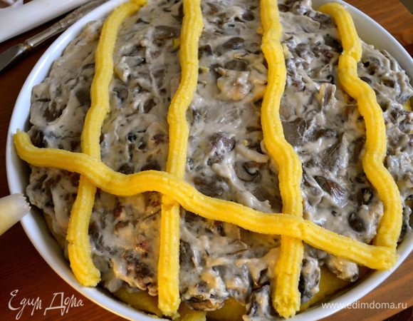 В конце, сверху на начинку нанести полоски из поленты, наискосок, наподобие классического рисунка кростаты! ))) В промежутки между полосками можно положить маленькие грибочки для украшения. Присыпать сверху оставшимся сыром.