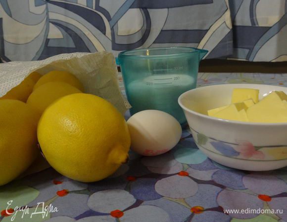 Подготовим все ингредиенты.
Масло нарезать кубиком и положить в пиалочку для растаивания при комнатной температуре.
Яйца тщательно вымыть с мылом.
Отмерить 200 г сахара.