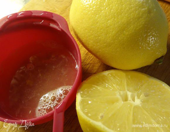 Приготовим лимонный сок. Можно его сделать при помощи соковыжималки, а можно как я, просто разрезав лимоны пополам, прокрутить ножом мякоть (чтобы лучше шел сок) и выжать сок из лимонов.
Процедить сок через сито, чтобы удалить семечки лимона.

