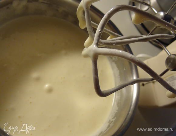 Взбить яйца с сахаром миксером в эмалированной кастрюльке. 



