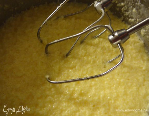Добавить растаявшее масло и лимонный сок. Взбить.