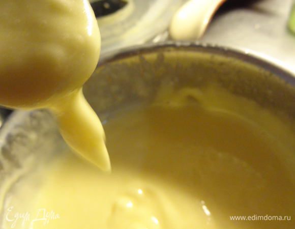 Приготовить водяную баню. Для этого кастрюльку побольше ставим на огонь с водой. Как только вода закипит, уменьшаем огонь и ставим нашу кастрюльку, в которой взбивались все ингредиенты, сверху.
На водяной бане электрическим миксером взбиваем наш крем до тех пор пока он не станет густеть.

Тут нужно проявить терпение, так как понадобиться 15-20 минут для этого. Можно, конечно, сделать это прямо на плите, без водяной бани, но крем тогда получится не такой воздушный, не такой нежный.

Когда крем начнет густеть, вы почувствуете сами. Должна получится такая текстура, как я постаралась отобразить на фото.