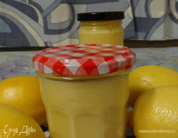 Разлить наш крем в чистые, стеклянные банки с крышками. Дать остыть при комнатной температуре и затем убрать в холодильник. Хранить в холодильнике можно в течении 3-х недель. Обычно, он съедается гораздо быстрее!

Можно в крем добавлять лимонную цедру (пол чайной ложки), но я предпочитаю украшать ею или цедрой из лаймов уже готовый курд.
Из лаймов также можно приготовить такой крем. 

У меня получилось 2 баночки этого лимонного чуда, примерно на 400 г.