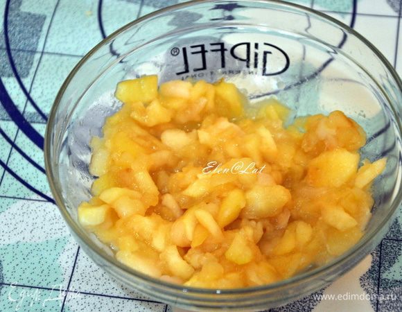 Сначала готовим яблоки.
Для этого очистить яблочки и нарезать не мелками кусочками. В кастрюльку сложить яблочки и посыпать сахаром по вкусу, я люблю, чтобы не очень сладко, немного поварить. Остудить.