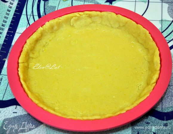 Теперь тесто:
В муку добавить масло, яйца, соли и сахар и замесить тесто. Сформировать шар и убрать на полчаса в холодильник.
Затем отщипнуть от шара кусочек теста с теннисный мячик и убрать в морозилку. А большую часть раскатать и выложить в форму для тарта. Сделать обязательно бортики.