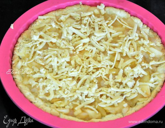 И теперь достаем из морозилки наш замороженный кусочек и натираем его на крупной терке на яблоки.