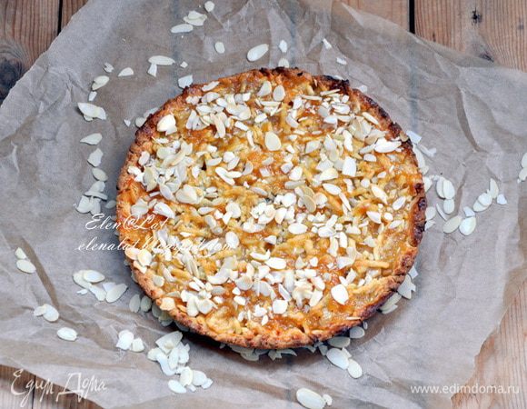 Затем смазываем все джемом ( у меня такое http://www.edimdoma.ru/retsepty/58354-yablochnoe-povidlo-s-apelsinami-i-limonom-v-multivarke ) и присыпать все лепестками миндаля. 
Выпекать при 180С до готовности. Готовый пирог остудить в форме. И все можно наслаждаться. 
Приятного аппетита!!!!!!!!!!!!!! 