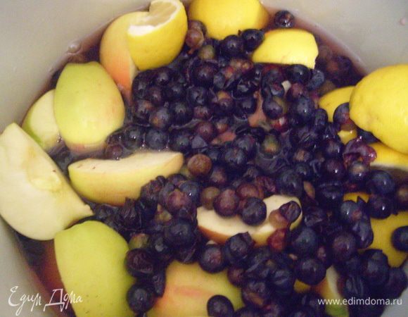 В большой кастрюле соединить виноград, крупно порезанные яблоки, лимон, вино, воду, раздавленные в ступке кардамон и корицу. Смесь варить, накрыв крышкой, на медленном огне в течение 1 часа.
