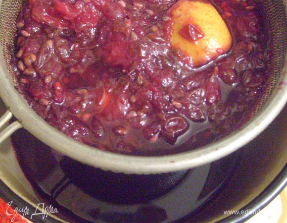 Готовую смесь пропустить через сито, главное не выжимать и не продавливать, иначе желе будет мутным. Пусть смесь сама спокойно "стекает".
