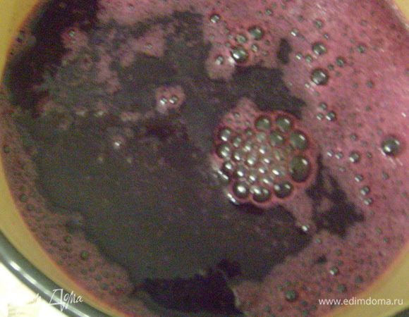 Измерить полученную массу и добавить количество сахара, равное количеству смеси. Кипятить желе не более 10 мин., а затем перелить в горячие стерилизованные банки. Закрыть плотно крышкой.
А затем наслаждаться зимой))