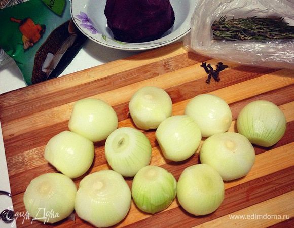 Очистите свеклу и лук от кожуры.