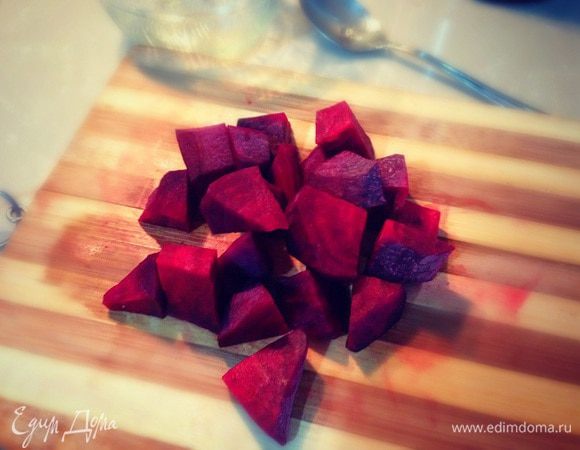 Свеклу нарежьте кубиками. 