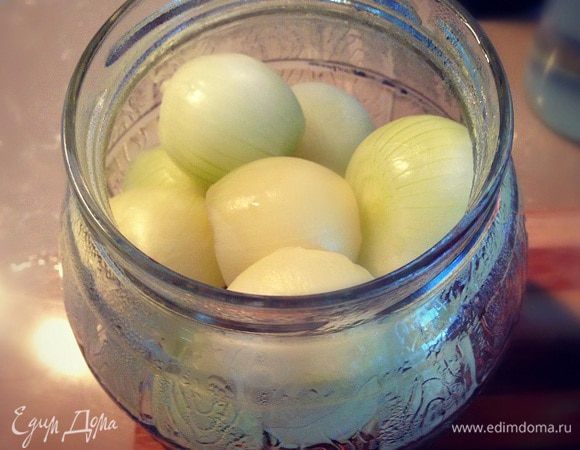 На дно банки уложите свеклу, сверху — лук и немного тимьяна и перца горошком. В горячий рассол, в котором варился лук, добавьте уксус и перемешайте. 