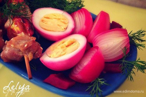 Луком и яйцами можно украсить блюда, подать в качестве закуски или добавить в салат.