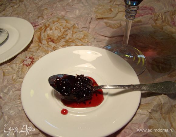 Включить режим "варенье". В моей хлебопечке я использую программу № 12. Чуть больше часа - варенье было готово.