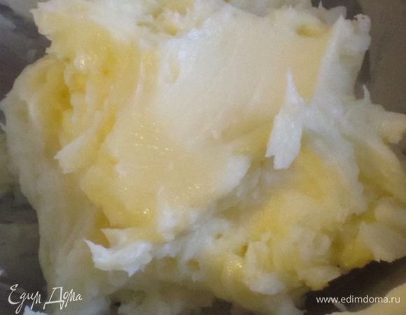 Сливочное масло комнатной температуры взбить с сахарной пудрой.