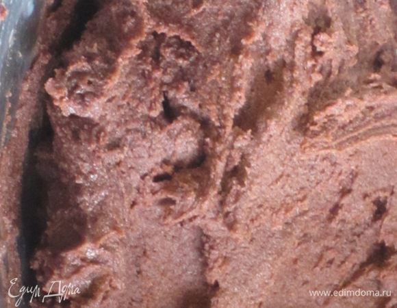 Просеять муку с какао и добавить к масляной массе.Хорошо перемешать.Влить молоко и ещё раз хорошо перемешать.