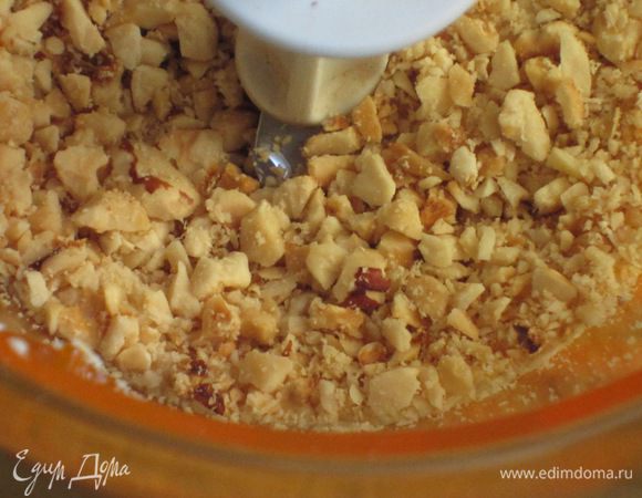 Растопить шоколад на водяной бане.Фундук крупно  измельчить. 