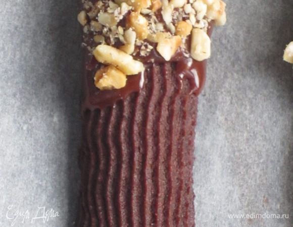 .....затем обвалять в измельчённых ореха и выложить на пергамент.