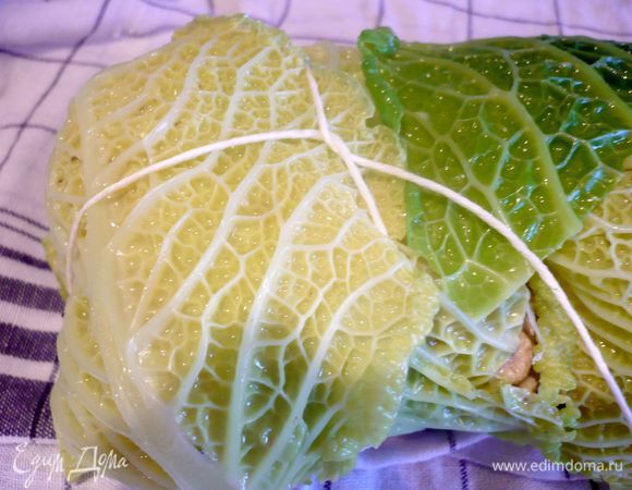 Хорошо связываем мясо кулинарной ниткой. 