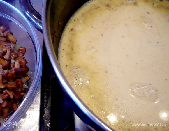 Заливаем в жаровню бульон, шерри и сливки, перемешиваем. 