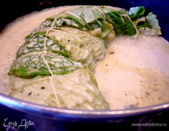 Выкладываем наше мясо в соус. Готовим в течение 25 минут под крышкой на небольшом огне. Пару раз можно полить мясо соусом и один раз (минут через 10 после начала тушения) осторожно перевернуть его на другую сторону. 