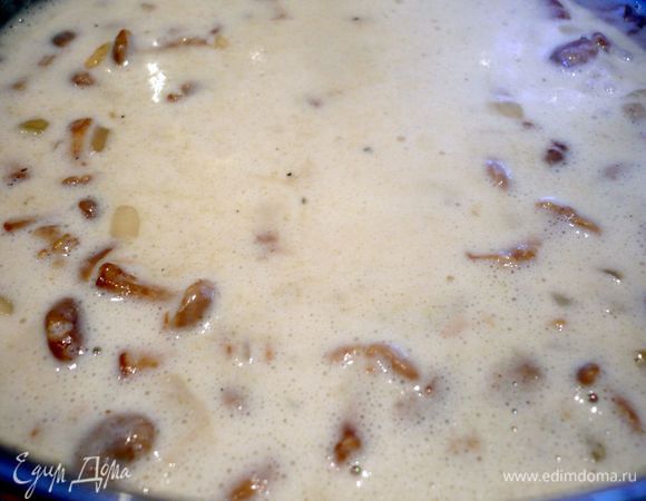 Достаем мясо из жаровни, снимаем нить, соус процеживаем, доводим его до кипения в сотейнике (если соуса осталось недостаточно, добавляем еще немного бульона и сливок), добавляем столовую ложку крахмала, разведенного в паре ложек холодной воды, кладем в соус грибы с луком, доводим до кипения и снимаем с огня. Наш соус готов!