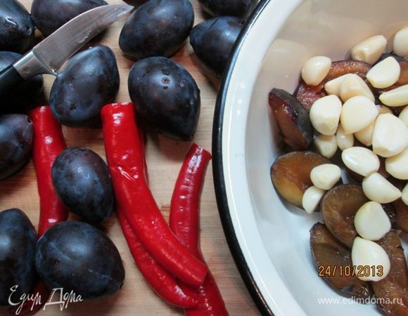 Сливы разрезать пополам, удалить косточки.
Перец чили вымыть, порезать. Я удалила семена. Если любите поострее, можно оставить.
Чеснок очистить.
