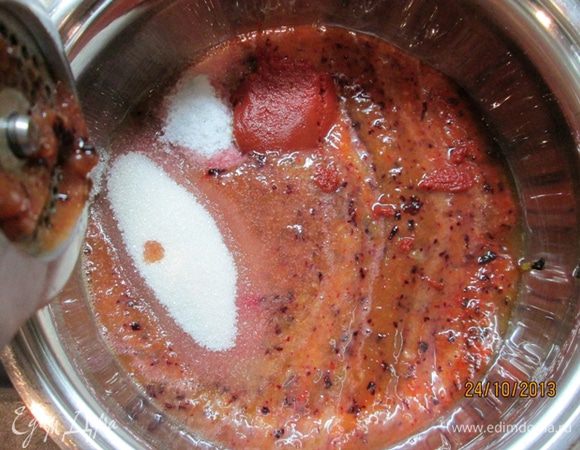 Прокрутить подготовленные ингредиенты в мясорубке.
Добавить сахар, соль, томатную пасту. Перемешать массу, довести до кипения. Вначале варки на поверхности образуется пена, ее нужно снять.
