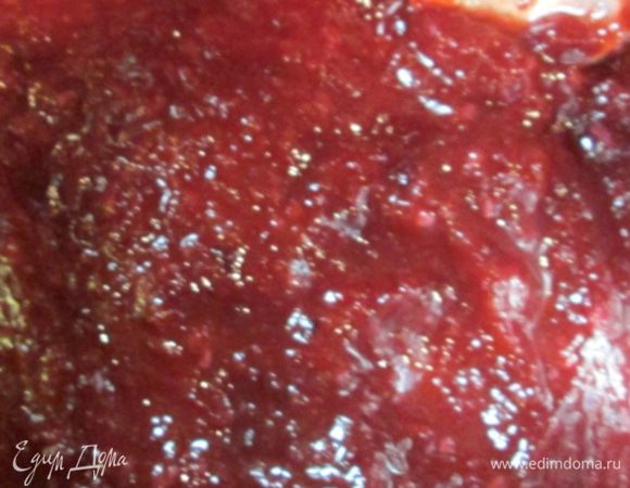 Варить аджику, постоянно помешивая, 20 мин.
Пока варится аджика, поставить стерилизовать банки.
Из указанного количества ингредиентов получится примерно 1 литр аджики.
Разложить массу по банкам, закатать прокипяченными крышками.
Перевернуть банки вверх дном, укутать до полного остывания.
Хранить в прохладном месте.
