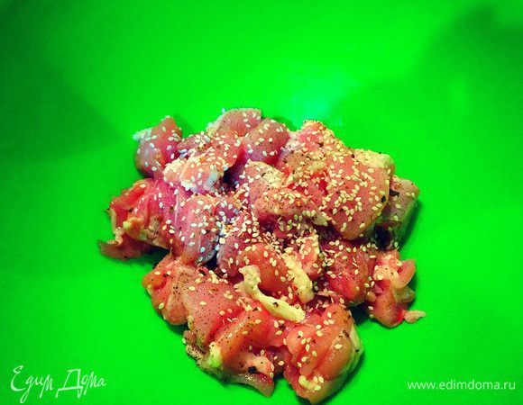 Мясо нарежем небольшими кусочками сложим в миску, добавим сюда соль перец специи кунжут уксус и масло .... и минут на тридцать сорок оставим мясо мариноваться ...