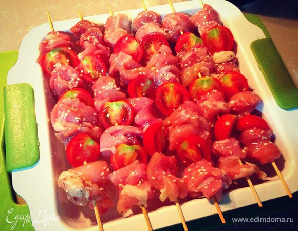 Теперь нанизываем на деревянные палочки чередуя кусочек мяса и пол помидорчики... выкладываем на форму с бортиками .... ставим в духовку разогретую до 200 градусов на 30 минут....