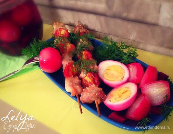 Сразу же горячим подаем шашлычок....к шашлычкам можно подать маринованный лук и яйца в свекольном рассоле ....рецепт вы найдете вот здесь.... http://www.edimdoma.ru/retsepty/59898-marinovannyy-luk-i-yaytsa-v-svekolnom-rassole
Приятного аппетита!!!!!