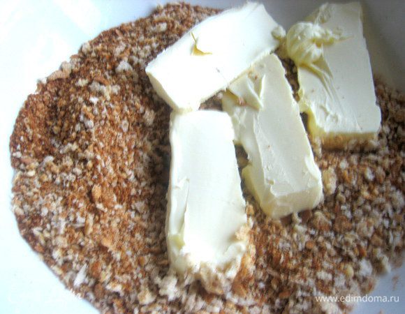 В обжаренную крошку добавляем мягкое масло.