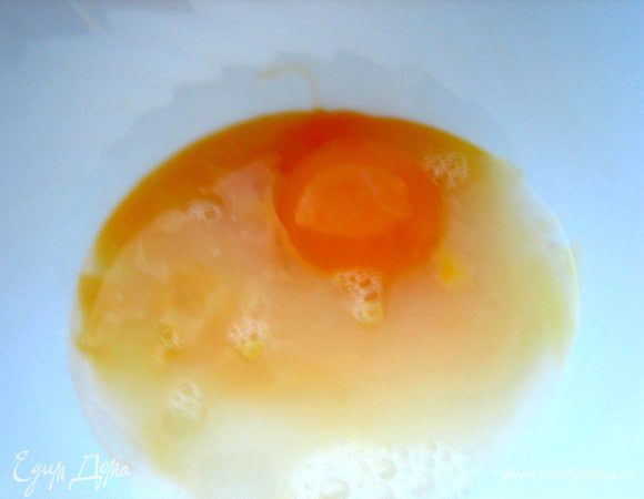 Добавим в желтки около полстакана воды и проварим, помешивая. Я делала в миске на водяной бане.