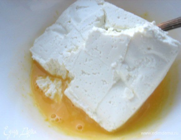 Если творог из пачки,то его не нужно перетирать.