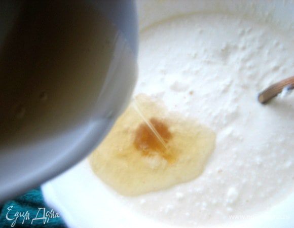 И вводим сразу в творожную массу. Быстро перемешиваем.