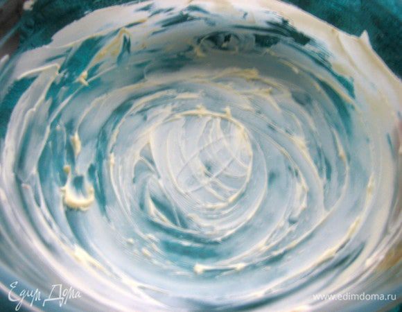 Форму 20 см в диаметре смазываем маслом. Если есть разъёмная маленькая,то лучше её взять!