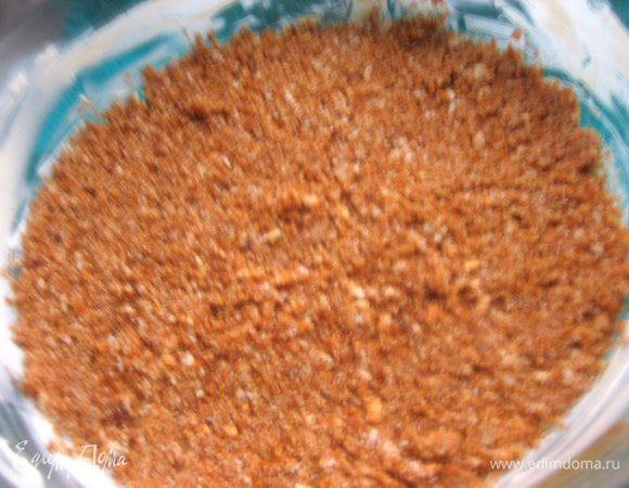 Утрамбовываем на дно бОльшую часть крошки.