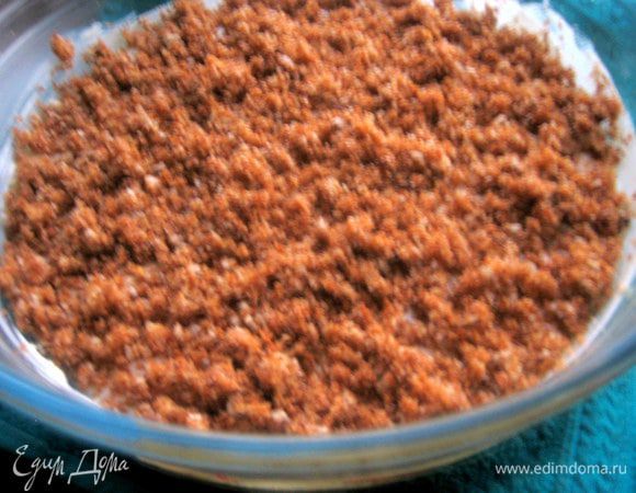 И крошим сверху остатки масляной крошки. Убираем в холодильник на ночь.