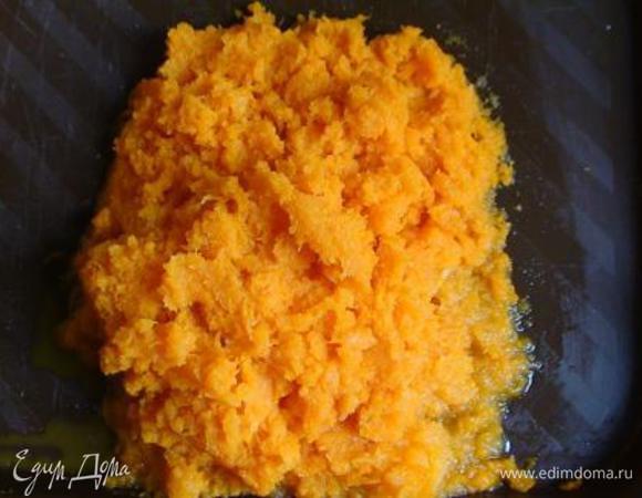 Тыкву натрите на мелкой терке.