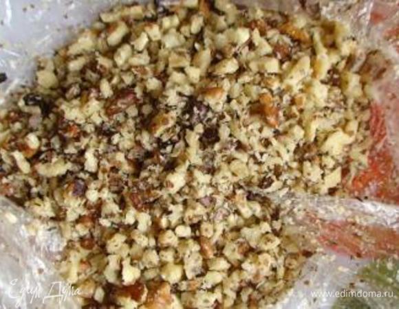 Измельчите (не в муку) орехи. Я кладу их в плотный пакет (или в 2 пакета) и несколько раз прокатываю скалкой.