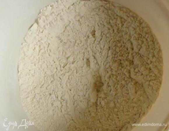 Просейте муку с разрыхлителем, корицей и солью.