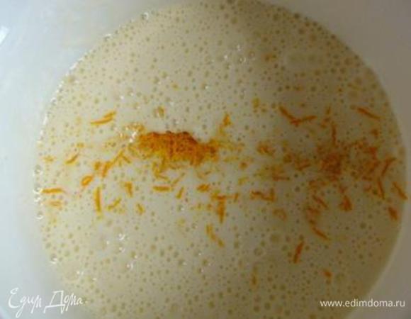 Взбейте яйца с сахаром. Взбивая, тонкой струйкой влейте растительное масло. Добавьте цедру апельсина. Из мякоти выжмите сок. 